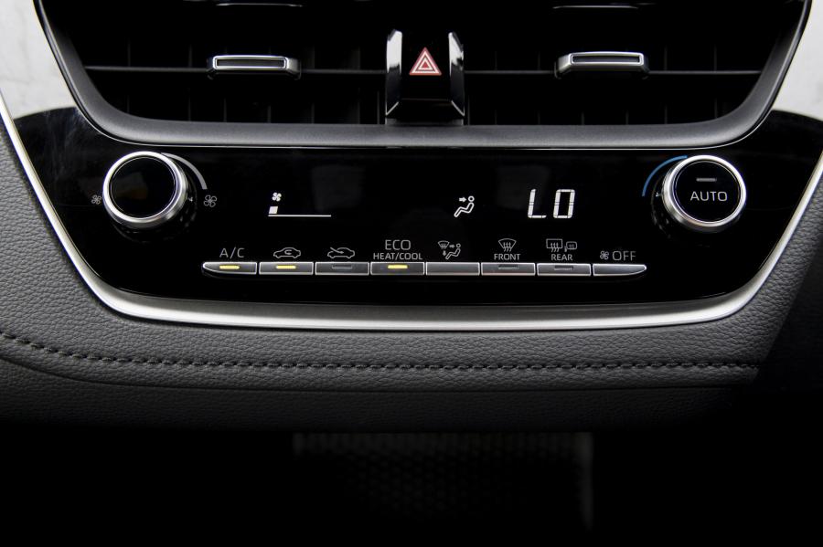 Детали интерьера Toyota Corolla Sedan 2020 года  (ZA) (фото 28 из 40)